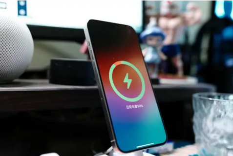 盐湖苹果15换屏服务分享用什么充电器给iPhone15充电更好 